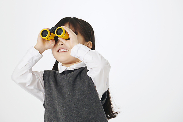 포토 JPG 스튜디오촬영 응시 여자 남자 교복 어린이 실내 한명 들기 소녀 상반신 앞모습 망원경 한국인 관찰 소녀한명만 국내포토 1 시선 옷 뷰포인트 모션 사람 동양인 내부 여자한명만 소녀만 파일형식