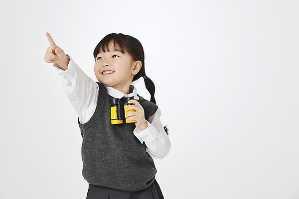 포토 JPG 스튜디오촬영 응시 여자 남자 교복 어린이 실내 한명 들기 소녀 상반신 앞모습 망원경 한국인 가리킴 관찰 소녀한명만 국내포토 1 시선 옷 뷰포인트 모션 사람 동양인 손짓 내부 여자한명만 소녀만 파일형식