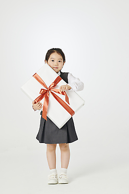 포토 JPG 스튜디오촬영 전신 여자 교복 어린이 실내 한명 서기 들기 소녀 앞모습 선물상자 한국인 잡기 소녀한명만 국내포토 1 옷 뷰포인트 모션 선물 사람 동양인 내부 상자 여자한명만 소녀만 파일형식