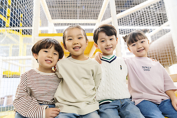 포토 JPG 여자 남자 어린이 어깨동무 함께함 실내 미소 웃음 앉기 소녀 소년 여러명 상반신 앞모습 친구 한국인 즐거움 키즈카페 어린이만 국내포토 감정 뷰포인트 포즈 다수 컨셉 관계 모션 표정 사람 동양인 내부 카페 파일형식