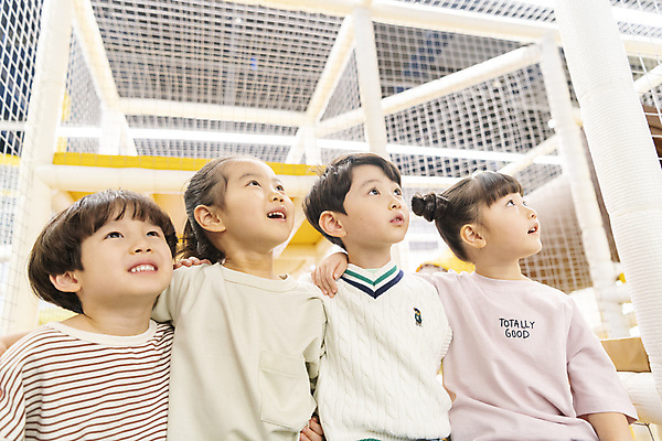 포토 JPG 응시 여자 남자 어린이 어깨동무 함께함 실내 미소 웃음 소녀 소년 여러명 상반신 앞모습 친구 한국인 올려보기 즐거움 키즈카페 어린이만 국내포토 시선 감정 뷰포인트 포즈 다수 컨셉 관계 모션 표정 사람 동양인 내부 카페 파일형식