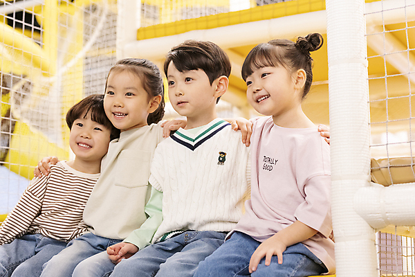 포토 JPG 여자 남자 어린이 어깨동무 함께함 실내 미소 웃음 앉기 소녀 소년 여러명 상반신 앞모습 옆모습 친구 한국인 즐거움 키즈카페 어린이만 국내포토 감정 뷰포인트 포즈 다수 컨셉 관계 모션 표정 사람 동양인 내부 카페 파일형식