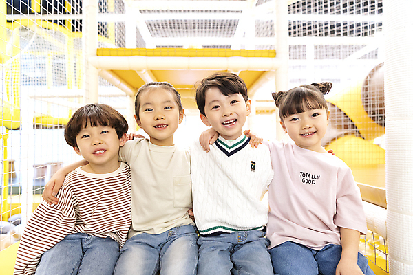 포토 JPG 여자 남자 어린이 어깨동무 함께함 실내 미소 웃음 앉기 소녀 소년 여러명 상반신 앞모습 친구 한국인 즐거움 키즈카페 어린이만 국내포토 감정 뷰포인트 포즈 다수 컨셉 관계 모션 표정 사람 동양인 내부 카페 파일형식