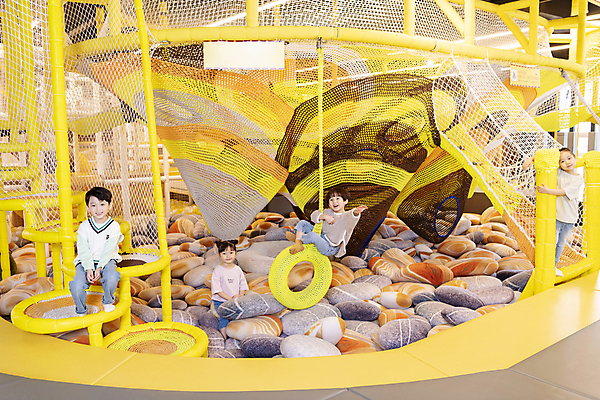 포토 JPG 전신 여자 남자 어린이 놀이 함께함 실내 매달리기 서기 미소 웃음 앉기 소녀 소년 여러명 앞모습 친구 한국인 놀이기구 즐거움 키즈카페 어린이만 국내포토 감정 뷰포인트 다수 컨셉 관계 모션 표정 사람 동양인 내부 카페 파일형식