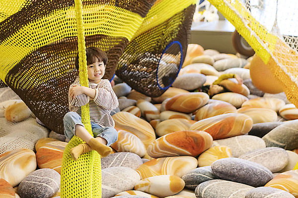 포토 JPG 전신 남자 어린이 놀이 실내 매달리기 한명 미소 앉기 소년 앞모습 한국인 즐거움 그네 키즈카페 소년한명만 국내포토 1 감정 뷰포인트 모션 표정 사람 동양인 내부 카페 남자한명만 소년만 파일형식