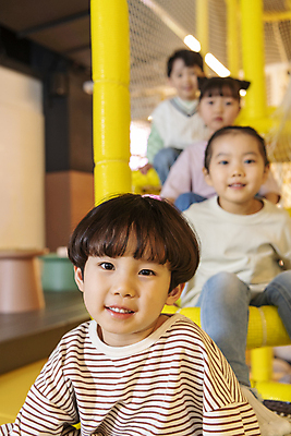 포토 JPG 응시 여자 남자 어린이 놀이 실내 미소 앉기 소녀 소년 여러명 상반신 앞모습 아웃포커스 친구 한국인 즐거움 일렬 키즈카페 어린이만 국내포토 시선 감정 뷰포인트 다수 관계 모션 촬영기법 표정 사람 동양인 내부 카페 파일형식