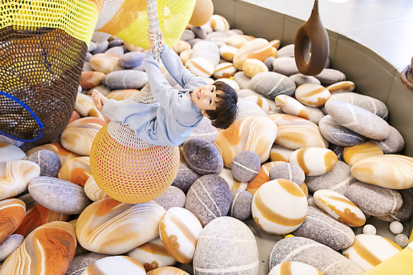 포토 JPG 전신 응시 남자 어린이 놀이 실내 매달리기 한명 미소 웃음 소년 옆모습 한국인 잡기 즐거움 키즈카페 소년한명만 국내포토 1 시선 감정 뷰포인트 모션 표정 사람 동양인 내부 카페 남자한명만 소년만 파일형식