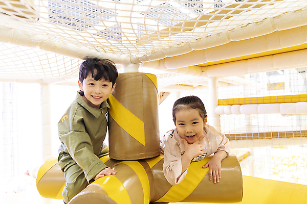 포토 JPG 여자 남자 어린이 놀이 실내 웃음 소녀 소년 상반신 두명 앞모습 옆모습 친구 한국인 놀이기구 즐거움 브이 키즈카페 어린이만 국내포토 감정 뷰포인트 관계 표정 사람 동양인 손짓 내부 카페 파일형식