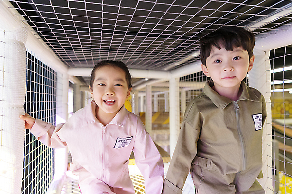 포토 JPG 응시 여자 남자 어린이 놀이 실내 미소 웃음 소녀 소년 상반신 두명 앞모습 친구 한국인 터널 즐거움 통과 키즈카페 어린이만 국내포토 시선 감정 길 뷰포인트 관계 표정 사람 동양인 내부 카페 파일형식