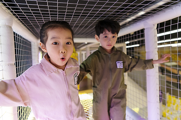 포토 JPG 응시 여자 남자 어린이 놀이 실내 소녀 소년 상반신 두명 앞모습 친구 한국인 잡기 터널 즐거움 통과 키즈카페 어린이만 국내포토 시선 감정 길 뷰포인트 관계 모션 사람 동양인 내부 카페 파일형식