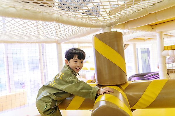 포토 JPG 남자 어린이 놀이 실내 한명 웃음 소년 상반신 옆모습 한국인 밀기 놀이기구 즐거움 키즈카페 소년한명만 국내포토 1 감정 뷰포인트 모션 표정 사람 동양인 내부 카페 남자한명만 소년만 파일형식