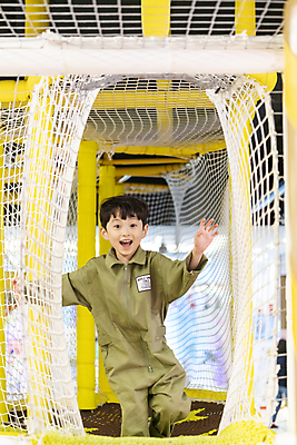 포토 JPG 남자 행복 어린이 놀이 실내 한명 웃음 소년 상반신 앞모습 달리기 한국인 즐거움 키즈카페 소년한명만 국내포토 1 감정 뷰포인트 모션 표정 사람 동양인 내부 카페 남자한명만 소년만 파일형식