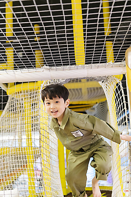 포토 JPG 전신 남자 어린이 놀이 실내 한명 웃음 소년 앞모습 달리기 한국인 즐거움 통과 키즈카페 소년한명만 국내포토 1 감정 뷰포인트 모션 표정 사람 동양인 내부 카페 남자한명만 소년만 파일형식