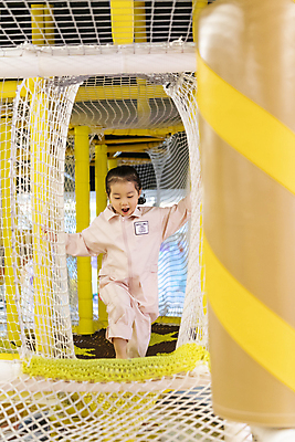 포토 JPG 전신 여자 어린이 놀이 실내 한명 소녀 앞모습 걷기 한국인 즐거움 키즈카페 소녀한명만 내려보기 국내포토 1 감정 뷰포인트 모션 사람 동양인 내부 카페 여자한명만 소녀만 파일형식