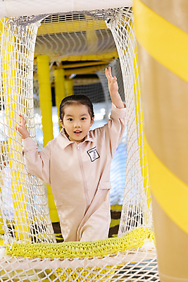 포토 JPG 응시 여자 어린이 놀이 실내 한명 소녀 상반신 앞모습 손들기 한국인 잡기 즐거움 통과 키즈카페 소녀한명만 국내포토 1 시선 감정 뷰포인트 모션 사람 동양인 내부 카페 여자한명만 소녀만 파일형식