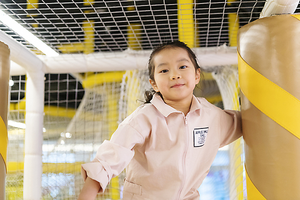 포토 JPG 응시 여자 어린이 놀이 실내 한명 미소 소녀 상반신 앞모습 한국인 즐거움 키즈카페 소녀한명만 국내포토 1 시선 감정 뷰포인트 표정 사람 동양인 내부 카페 여자한명만 소녀만 파일형식