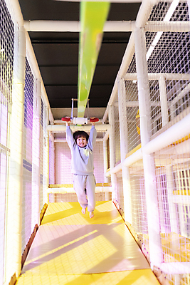 포토 JPG 전신 남자 어린이 놀이 실내 매달리기 한명 미소 웃음 소년 앞모습 한국인 잡기 놀이기구 즐거움 키즈카페 소년한명만 국내포토 1 감정 뷰포인트 모션 표정 사람 동양인 내부 카페 남자한명만 소년만 파일형식