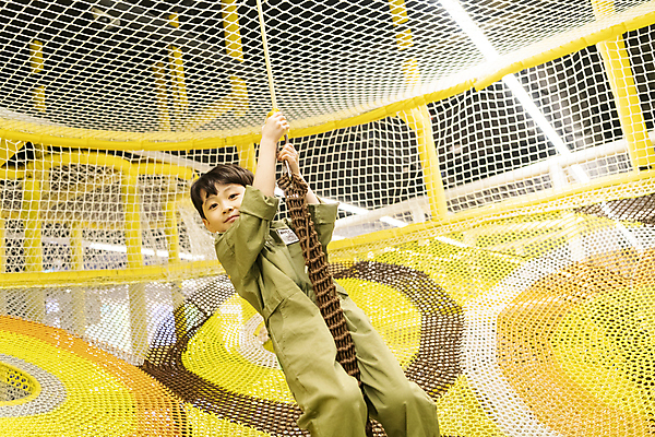 포토 JPG 남자 어린이 놀이 실내 매달리기 한명 미소 소년 상반신 앞모습 한국인 잡기 즐거움 키즈카페 소년한명만 국내포토 1 감정 뷰포인트 모션 표정 사람 동양인 내부 카페 남자한명만 소년만 파일형식