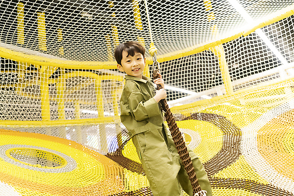 포토 JPG 응시 남자 어린이 놀이 실내 매달리기 한명 미소 소년 상반신 앞모습 옆모습 한국인 잡기 즐거움 키즈카페 소년한명만 국내포토 1 시선 감정 뷰포인트 모션 표정 사람 동양인 내부 카페 남자한명만 소년만 파일형식