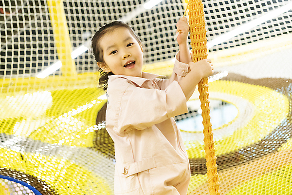 포토 JPG 응시 여자 어린이 놀이 실내 한명 미소 웃음 소녀 상반신 옆모습 한국인 잡기 즐거움 키즈카페 소녀한명만 국내포토 1 시선 감정 뷰포인트 모션 표정 사람 동양인 내부 카페 여자한명만 소녀만 파일형식