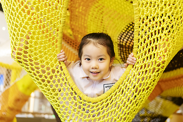 포토 JPG 응시 여자 어린이 놀이 실내 한명 미소 웃음 소녀 상반신 앞모습 한국인 잡기 그물 즐거움 키즈카페 소녀한명만 나오기 국내포토 1 시선 감정 뷰포인트 모션 표정 사람 동양인 내부 카페 여자한명만 소녀만 파일형식