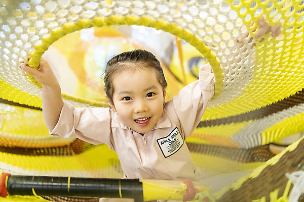 포토 JPG 여자 어린이 놀이 실내 한명 미소 웃음 소녀 상반신 앞모습 한국인 잡기 그물 즐거움 키즈카페 소녀한명만 국내포토 1 감정 뷰포인트 모션 표정 사람 동양인 내부 카페 여자한명만 소녀만 파일형식