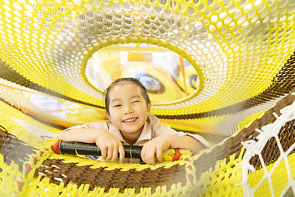 포토 JPG 여자 어린이 놀이 실내 윙크 한명 미소 소녀 상반신 앞모습 귀여움 한국인 잡기 그물 즐거움 키즈카페 소녀한명만 국내포토 1 감정 뷰포인트 컨셉 모션 표정 사람 동양인 내부 카페 여자한명만 소녀만 파일형식