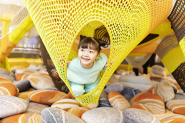 포토 JPG 전신 여자 어린이 놀이 실내 한명 미소 웃음 소녀 앞모습 한국인 잡기 그물 즐거움 키즈카페 소녀한명만 나오기 국내포토 1 감정 뷰포인트 모션 표정 사람 동양인 내부 카페 여자한명만 소녀만 파일형식