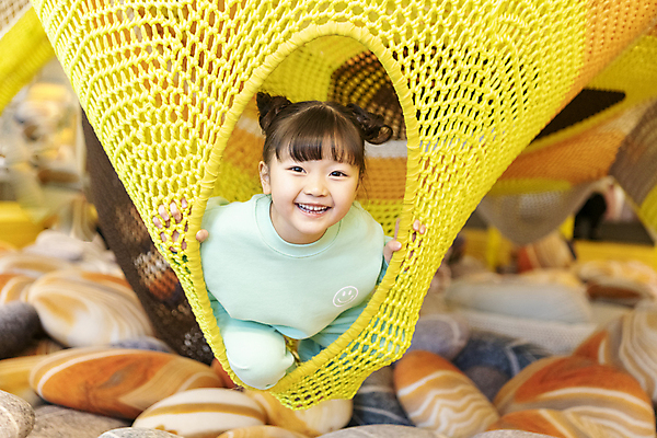 포토 JPG 전신 응시 여자 어린이 놀이 실내 한명 미소 웃음 소녀 앞모습 한국인 잡기 그물 무릎꿇기 즐거움 키즈카페 소녀한명만 나오기 국내포토 1 시선 감정 뷰포인트 모션 표정 사람 동양인 내부 카페 여자한명만 소녀만 파일형식