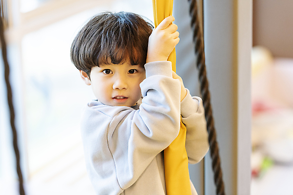 포토 JPG 응시 남자 어린이 놀이 실내 매달리기 한명 소년 상반신 옆모습 아웃포커스 한국인 즐거움 키즈카페 소년한명만 국내포토 1 시선 감정 뷰포인트 모션 촬영기법 사람 동양인 내부 카페 남자한명만 소년만 파일형식