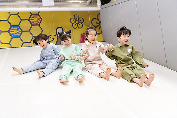 포토 JPG 전신 여자 남자 어린이 놀이 함께함 실내 웃음 앉기 소녀 소년 여러명 앞모습 친구 손잡기 한국인 미끄럼틀 즐거움 키즈카페 어린이만 내려오기 국내포토 감정 뷰포인트 다수 컨셉 관계 모션 표정 사람 동양인 내부 카페 놀이기구 파일형식