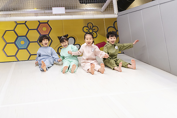 포토 JPG 전신 여자 남자 어린이 놀이 함께함 실내 웃음 앉기 소녀 소년 여러명 앞모습 친구 손잡기 한국인 미끄럼틀 즐거움 키즈카페 어린이만 내려오기 국내포토 감정 뷰포인트 다수 컨셉 관계 모션 표정 사람 동양인 내부 카페 놀이기구 파일형식