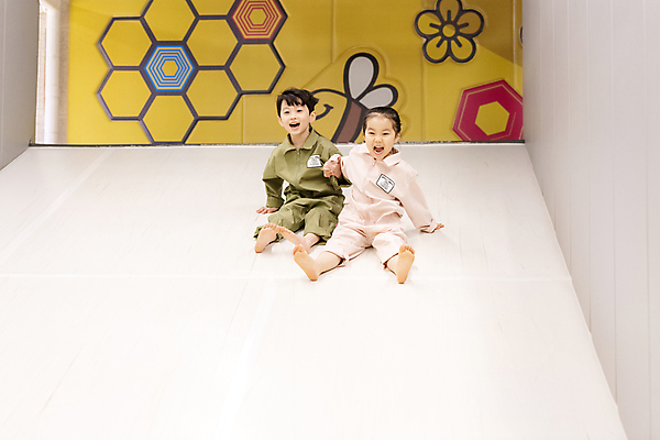 포토 JPG 전신 여자 남자 어린이 놀이 함께함 실내 웃음 앉기 소녀 소년 두명 앞모습 친구 손잡기 한국인 미끄럼틀 즐거움 키즈카페 어린이만 내려오기 국내포토 감정 뷰포인트 컨셉 관계 모션 표정 사람 동양인 내부 카페 놀이기구 파일형식