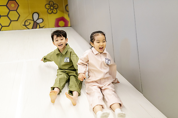 포토 JPG 전신 여자 남자 어린이 놀이 함께함 실내 웃음 앉기 소녀 소년 두명 앞모습 친구 손잡기 한국인 미끄럼틀 즐거움 키즈카페 어린이만 내려오기 국내포토 감정 뷰포인트 컨셉 관계 모션 표정 사람 동양인 내부 카페 놀이기구 파일형식