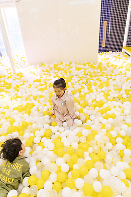 포토 JPG 여자 남자 어린이 놀이 실내 소녀 소년 상반신 두명 앞모습 뒷모습 친구 마주보기 한국인 즐거움 볼풀 볼풀장 키즈카페 어린이만 국내포토 감정 뷰포인트 관계 모션 사람 동양인 내부 카페 파일형식