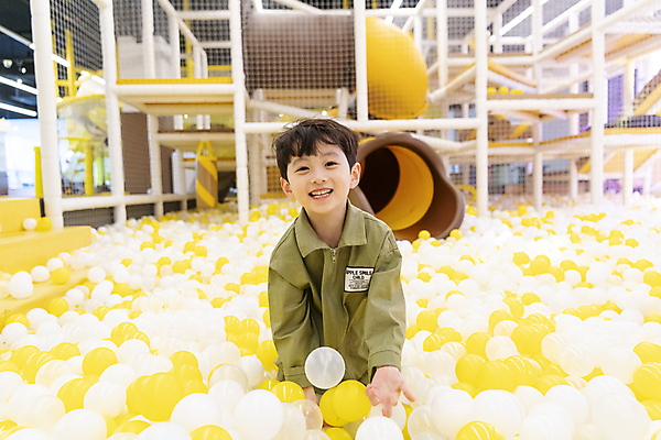 포토 JPG 남자 어린이 놀이 실내 한명 미소 웃음 소년 상반신 앞모습 한국인 던지기 즐거움 볼풀 볼풀장 키즈카페 소년한명만 국내포토 1 감정 뷰포인트 모션 표정 사람 동양인 내부 카페 남자한명만 소년만 파일형식