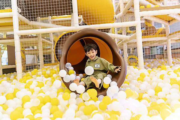 포토 JPG 전신 남자 행복 어린이 놀이 실내 한명 웃음 앉기 소년 앞모습 한국인 미끄럼틀 즐거움 볼풀 볼풀장 키즈카페 소년한명만 내려오기 국내포토 1 감정 뷰포인트 모션 표정 사람 동양인 내부 카페 놀이기구 남자한명만 소년만 파일형식