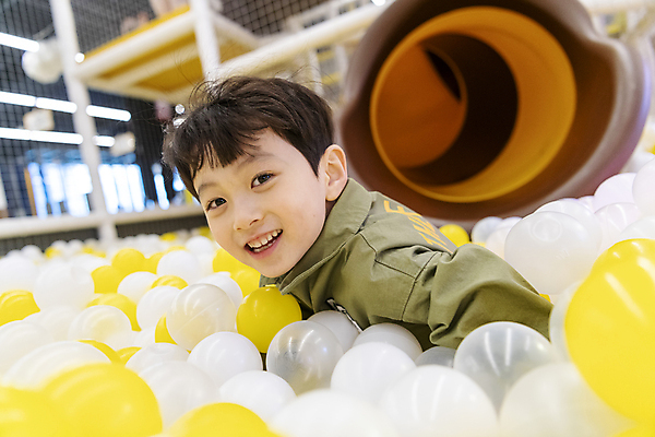 포토 JPG 응시 남자 어린이 놀이 실내 한명 미소 웃음 소년 상반신 옆모습 한국인 즐거움 볼풀 볼풀장 키즈카페 소년한명만 국내포토 1 시선 감정 뷰포인트 표정 사람 동양인 내부 카페 남자한명만 소년만 파일형식