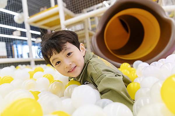 포토 JPG 응시 남자 어린이 놀이 실내 한명 미소 소년 상반신 옆모습 한국인 즐거움 볼풀 볼풀장 키즈카페 소년한명만 국내포토 1 시선 감정 뷰포인트 표정 사람 동양인 내부 카페 남자한명만 소년만 파일형식