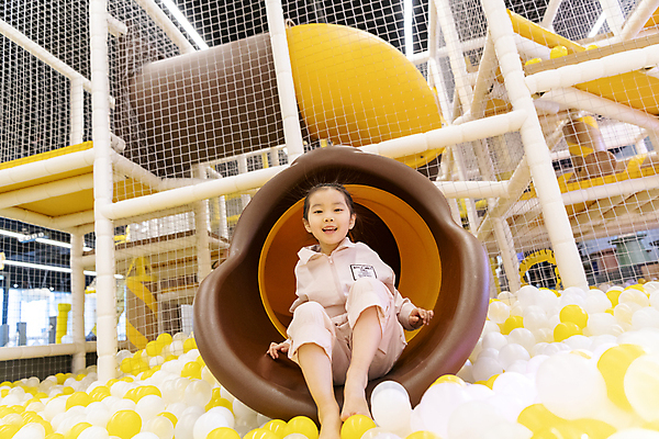 포토 JPG 전신 응시 여자 어린이 놀이 실내 한명 미소 웃음 앉기 소녀 앞모습 한국인 미끄럼틀 즐거움 볼풀 볼풀장 키즈카페 소녀한명만 내려오기 국내포토 1 시선 감정 뷰포인트 모션 표정 사람 동양인 내부 카페 놀이기구 여자한명만 소녀만 파일형식