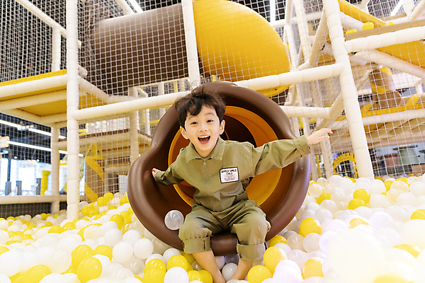 포토 JPG 전신 응시 남자 행복 어린이 놀이 팔벌리기 실내 한명 웃음 소년 앞모습 한국인 미끄럼틀 즐거움 볼풀 볼풀장 키즈카페 소년한명만 내려오기 국내포토 1 시선 감정 뷰포인트 모션 표정 사람 동양인 내부 카페 놀이기구 남자한명만 소년만 파일형식