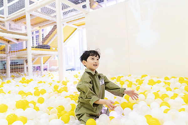 포토 JPG 응시 남자 어린이 놀이 실내 한명 미소 소년 상반신 옆모습 한국인 즐거움 볼풀 볼풀장 키즈카페 소년한명만 국내포토 1 시선 감정 뷰포인트 표정 사람 동양인 내부 카페 남자한명만 소년만 파일형식