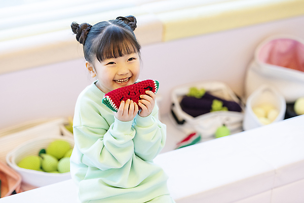 포토 JPG 여자 어린이 인형 놀이 수박 실내 한명 미소 웃음 들기 앉기 소녀 상반신 앞모습 한국인 즐거움 키즈카페 소녀한명만 국내포토 1 감정 뷰포인트 과일 모션 표정 사람 동양인 내부 카페 여자한명만 소녀만 파일형식