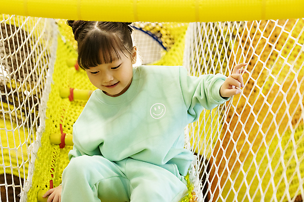 포토 JPG 여자 어린이 놀이 실내 한명 미소 소녀 상반신 앞모습 한국인 잡기 그물 즐거움 키즈카페 소녀한명만 내려오기 국내포토 1 감정 뷰포인트 모션 표정 사람 동양인 내부 카페 여자한명만 소녀만 파일형식