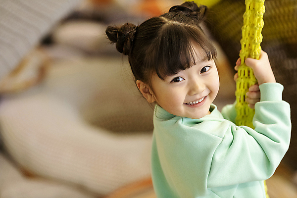 포토 JPG 응시 여자 어린이 놀이 실내 매달리기 한명 미소 소녀 상반신 옆모습 아웃포커스 한국인 잡기 뒤돌아보기 즐거움 키즈카페 소녀한명만 국내포토 1 시선 감정 뷰포인트 모션 촬영기법 표정 사람 동양인 내부 카페 여자한명만 소녀만 파일형식