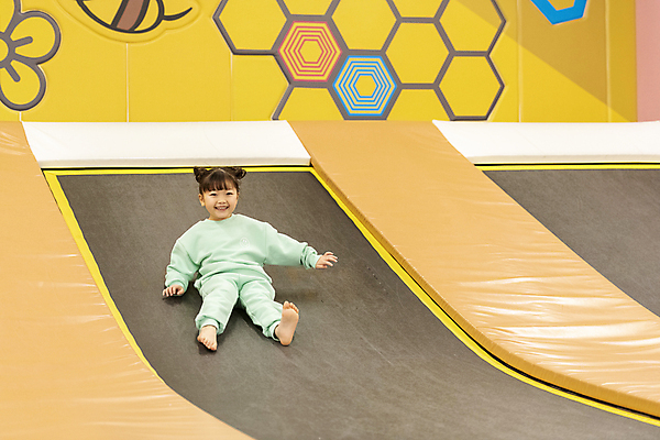 포토 JPG 전신 응시 여자 어린이 놀이 실내 한명 미소 웃음 소녀 앞모습 한국인 미끄럼틀 즐거움 키즈카페 소녀한명만 내려오기 국내포토 1 시선 감정 뷰포인트 모션 표정 사람 동양인 내부 카페 놀이기구 여자한명만 소녀만 파일형식