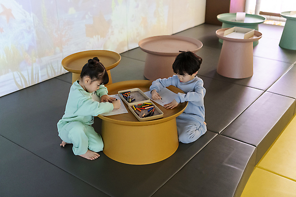 포토 JPG 전신 여자 남자 어린이 놀이 탁자 실내 들기 앉기 소녀 소년 두명 옆모습 친구 한국인 그리기 무릎꿇기 즐거움 그림 크레파스 키즈카페 어린이만 국내포토 감정 뷰포인트 가구 관계 모션 학용품 사람 동양인 내부 카페 파일형식