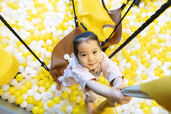 포토 JPG 전신 응시 여자 어린이 놀이 실내 매달리기 한명 미소 소녀 앞모습 하이앵글 한국인 잡기 즐거움 키즈카페 소녀한명만 국내포토 1 시선 감정 뷰포인트 모션 표정 사람 동양인 내부 카페 여자한명만 소녀만 파일형식