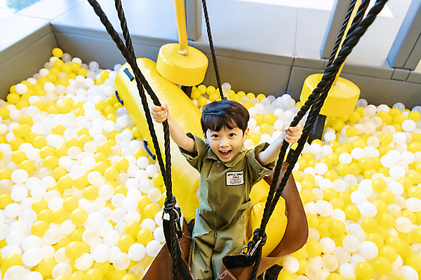 포토 JPG 남자 어린이 밧줄 놀이 실내 한명 웃음 소년 상반신 앞모습 한국인 잡기 즐거움 볼풀 볼풀장 키즈카페 소년한명만 국내포토 1 감정 줄 뷰포인트 모션 표정 사람 동양인 내부 카페 남자한명만 소년만 파일형식