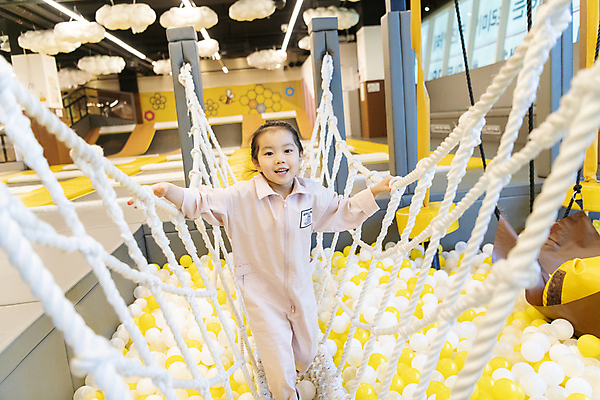 포토 JPG 전신 응시 여자 어린이 놀이 실내 한명 소녀 앞모습 걷기 한국인 잡기 그물 즐거움 건너기 키즈카페 가교 소녀한명만 국내포토 1 건축물 시선 감정 뷰포인트 모션 사람 동양인 내부 카페 여자한명만 소녀만 파일형식